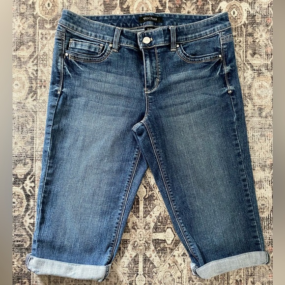 White House Black Market Pants - White‎ House Black Market Blanc Pedal Pushers Shorts- Size 6